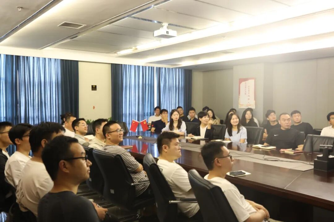 美邦集团集中观看阅兵盛典：以奋斗铭记历史 用实干开创未来